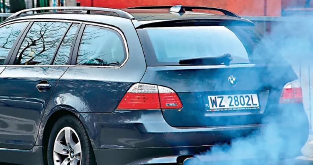 Dlaczego auto kopci na niebiesko? Oto aż 6 alarmujących przyczyn