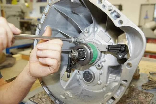 Czy wysprzęglik sprzęgła się psuje? Oznaki awarii do sprawdzenia