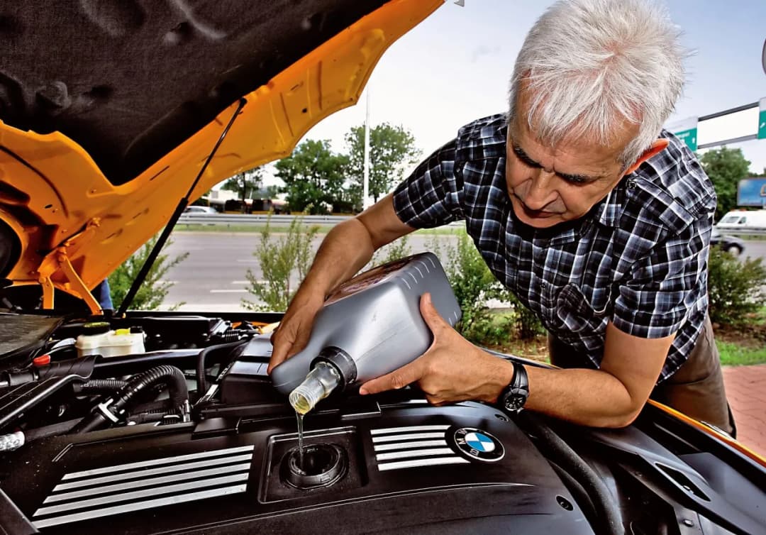 Dlaczego Twój samochód bierze olej? Poznajmy 5 ukrytych powodów