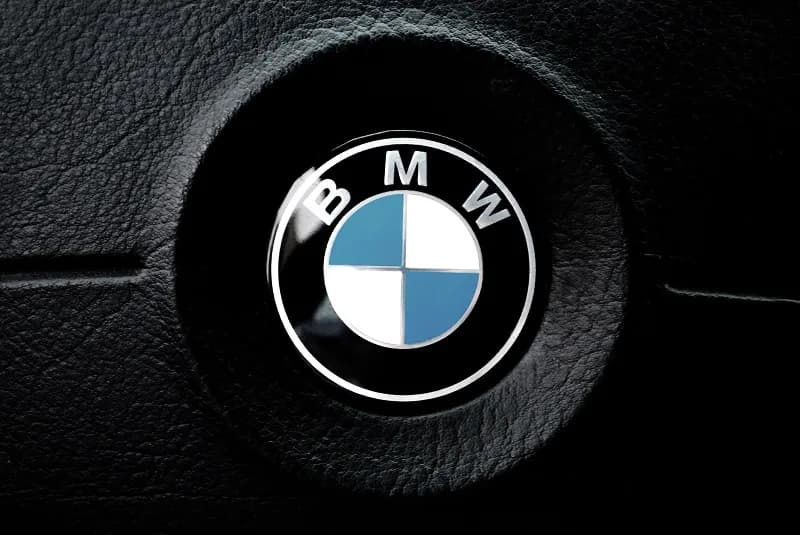 Co oznacza bmw? Odkryj znaczenie i historię tej marki samochodowej
