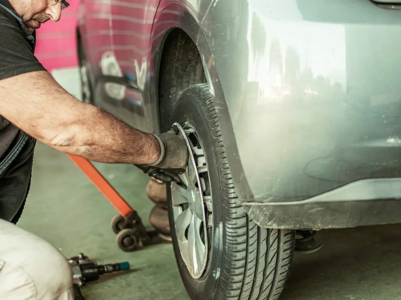 Kołpaki jak felgi: poznaj kluczowe różnice i wybierz mądrze