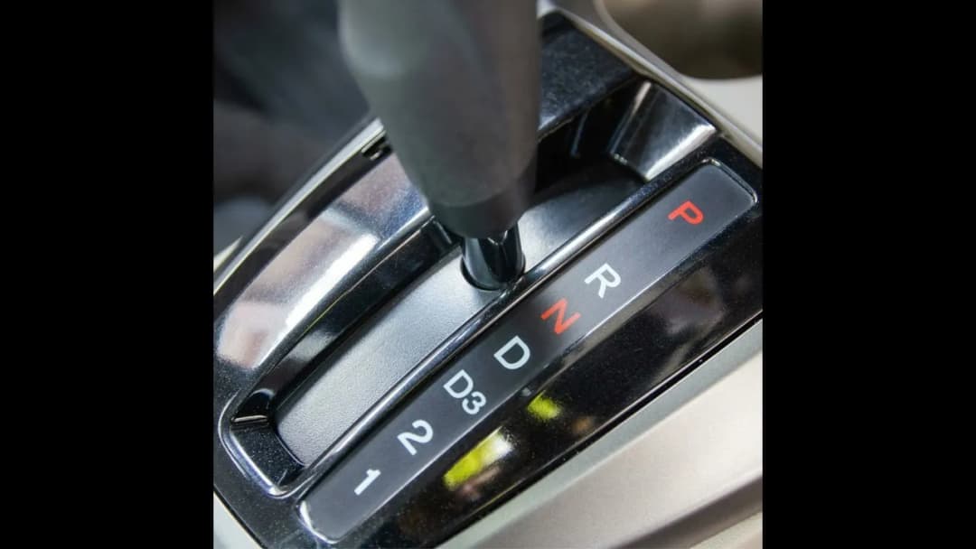 Czy można jeździć na luzie? Oszczędzasz ryzykując bezpieczeństwo?