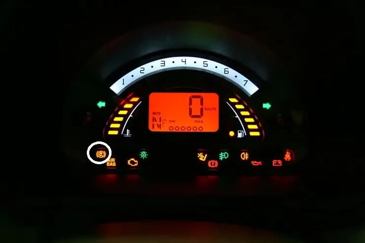 Co oznaczają Kontrolki Citroen C3? Rozszyfruj je i jedź bezpiecznie!