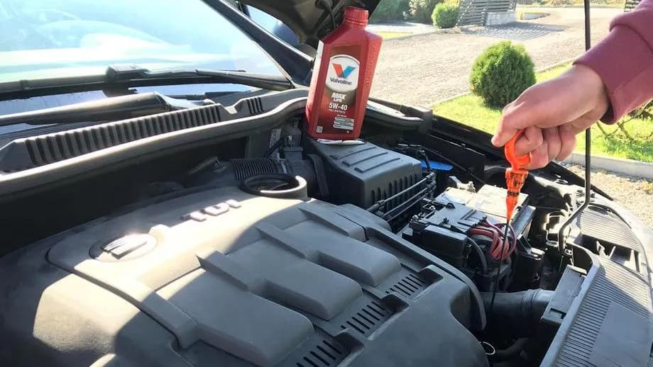 Czy masz za dużo oleju w silniku? 6 groźnych konsekwencji przelewu