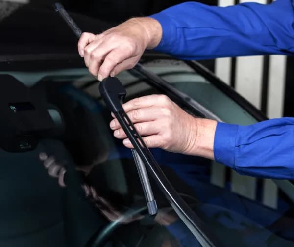 Bezpieczeństwo na drodze! Co ile wymienić wycieraczki w aucie?