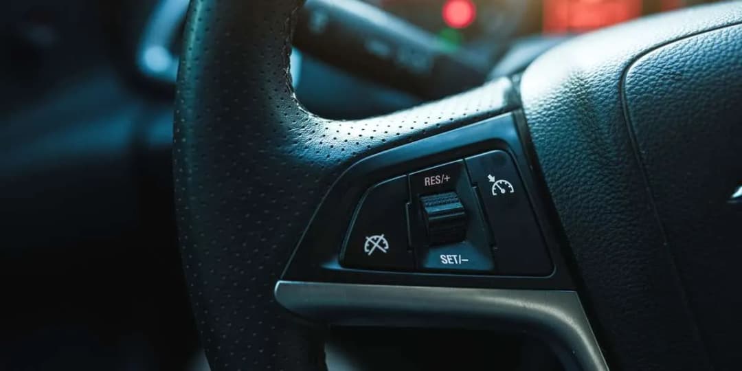 Co to tempomat? Sprzymierzeniec w długiej podróży. Jak go używać?