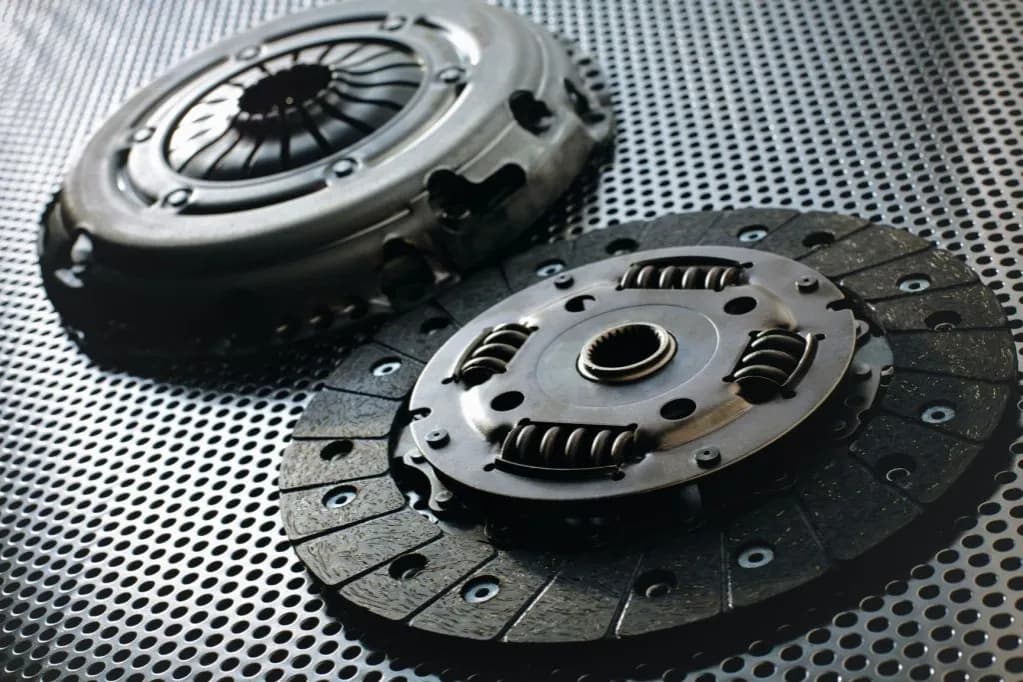 Budowa sprzęgła! Jak mały element sprawia, że Twoje auto jedzie?