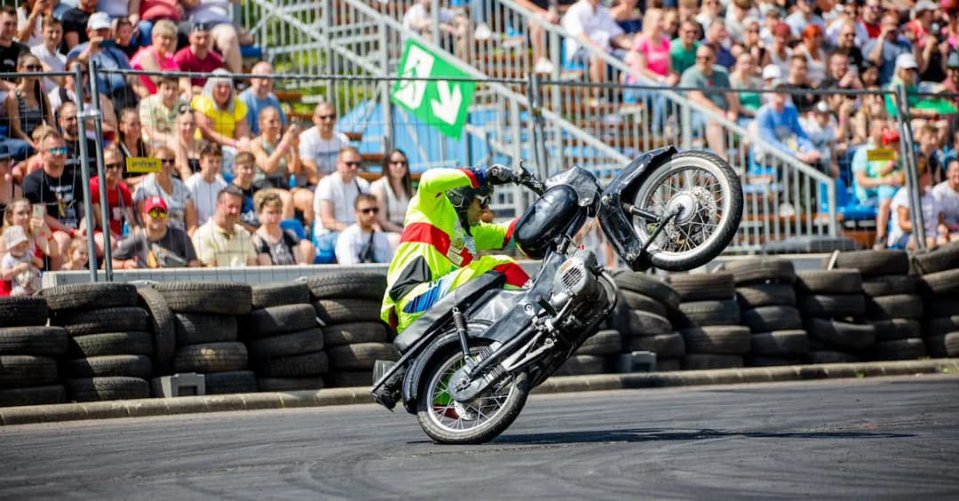 Jak bezpiecznie jeździć na torze wyścigowym? Poradnik amatorów